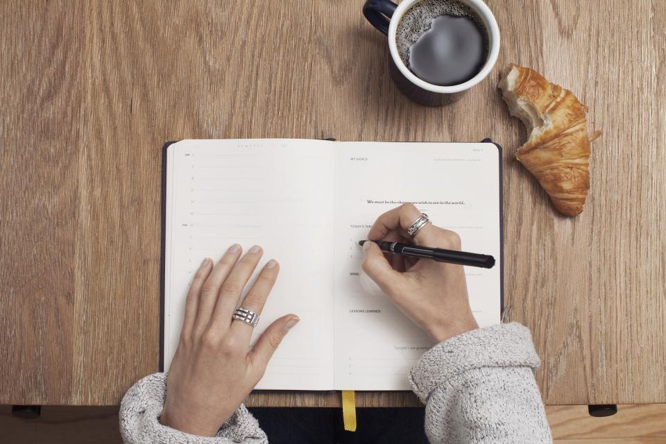 ノートにペンで書き込みながら学習する手元
