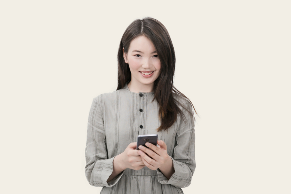 スマートフォンを手に持つ女性