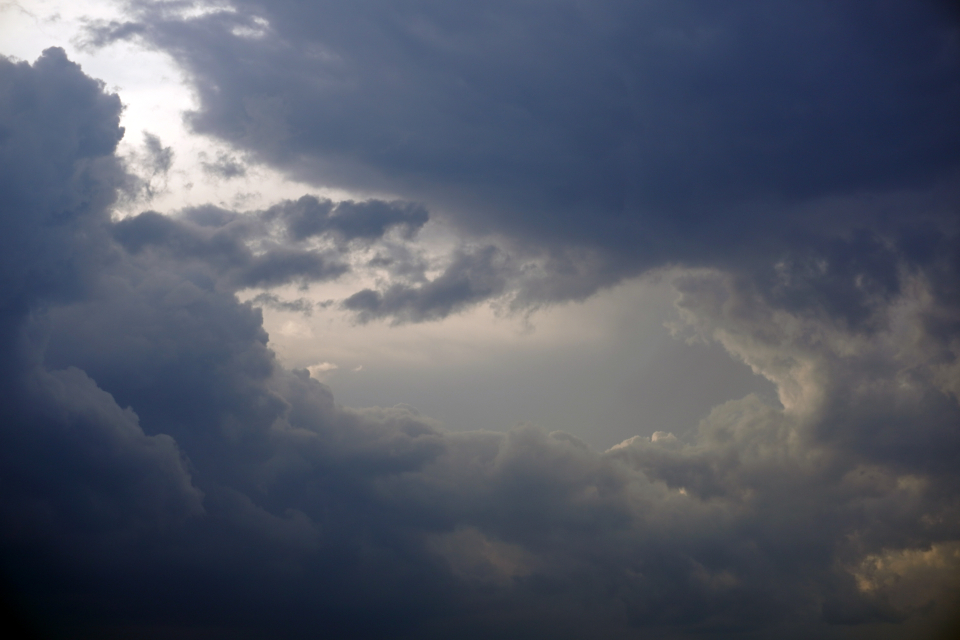 雨雲が垂れ込める空