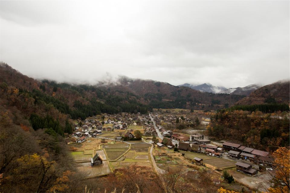 山あいに広がる日本の町並み