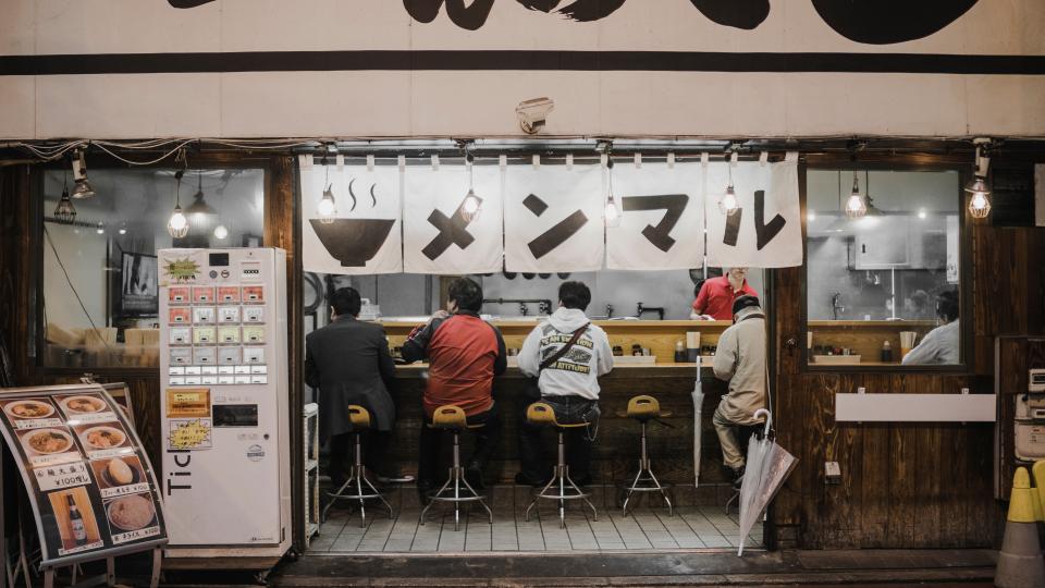 カウンター席のあるラーメン店の店先