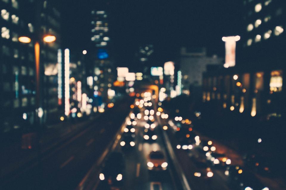 夜の幹線道路を行き交う車の灯り