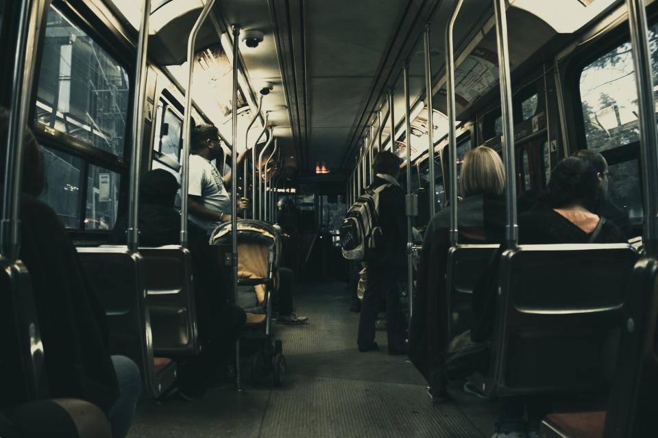 通勤電車の車内