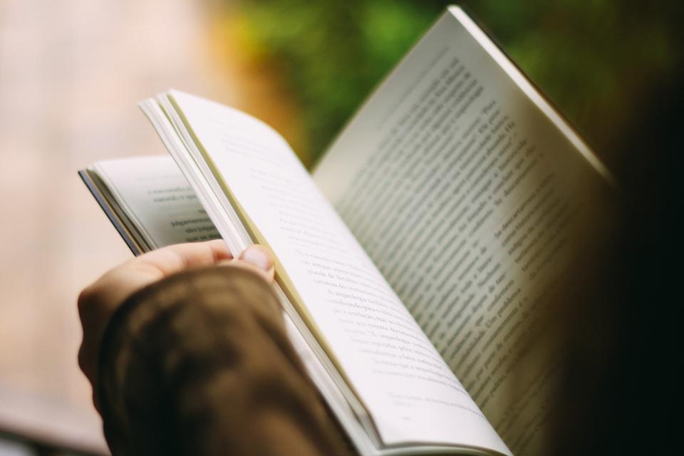 窓辺で本を読む手元