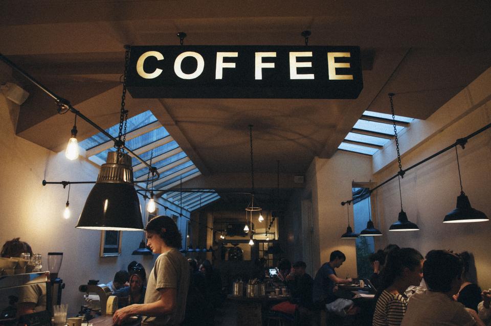 カウンターのあるカフェの店内