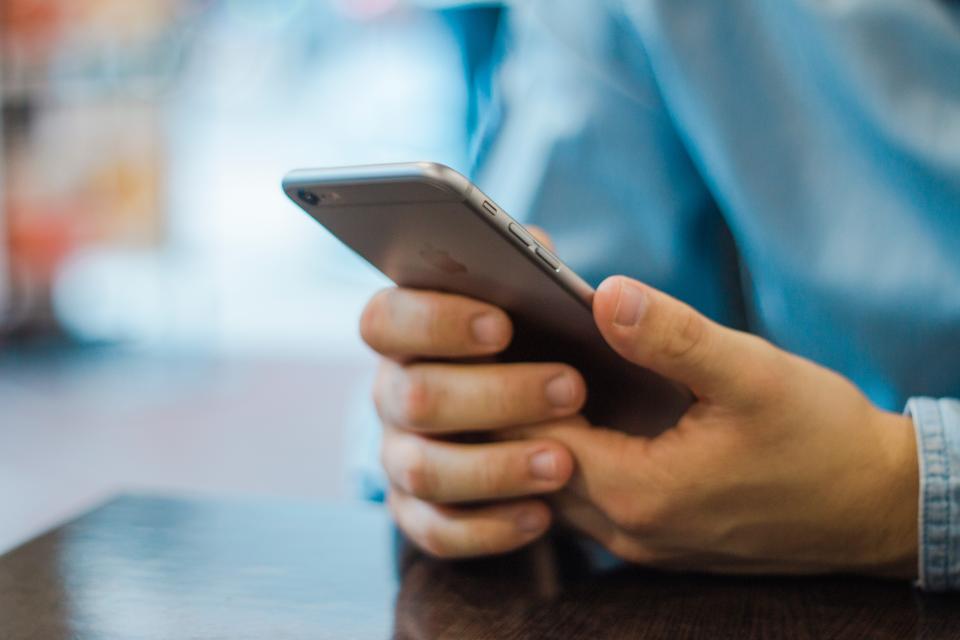 スマートフォンを両手で操作する様子