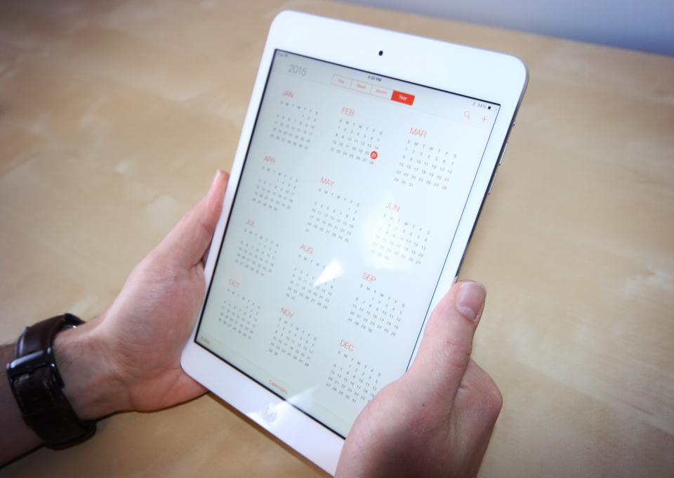 タブレットを両手で持つ手元